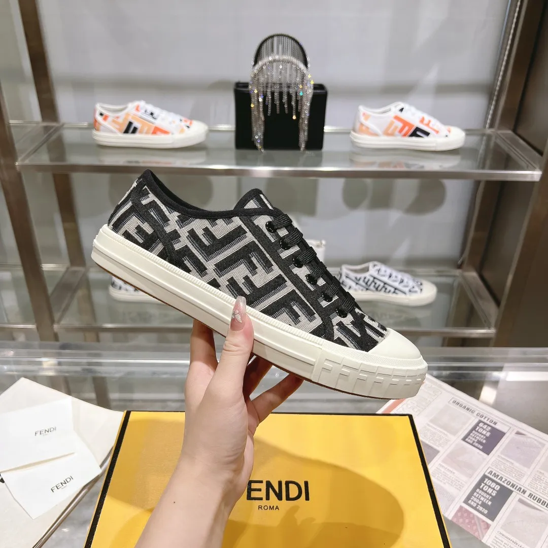 Couple style 💰460❤️Fendi Fendi's latest couple canvas shoes ❑ Fabric: Original customized imported jacquard canvas material ❑ Inner lining: Imported canvas material ❑ Sole: Original molded non-slip TPU outsole ❑ Bottom thickness: 2.5cm ❑ Size: Women's 35-40/Men's 39-45